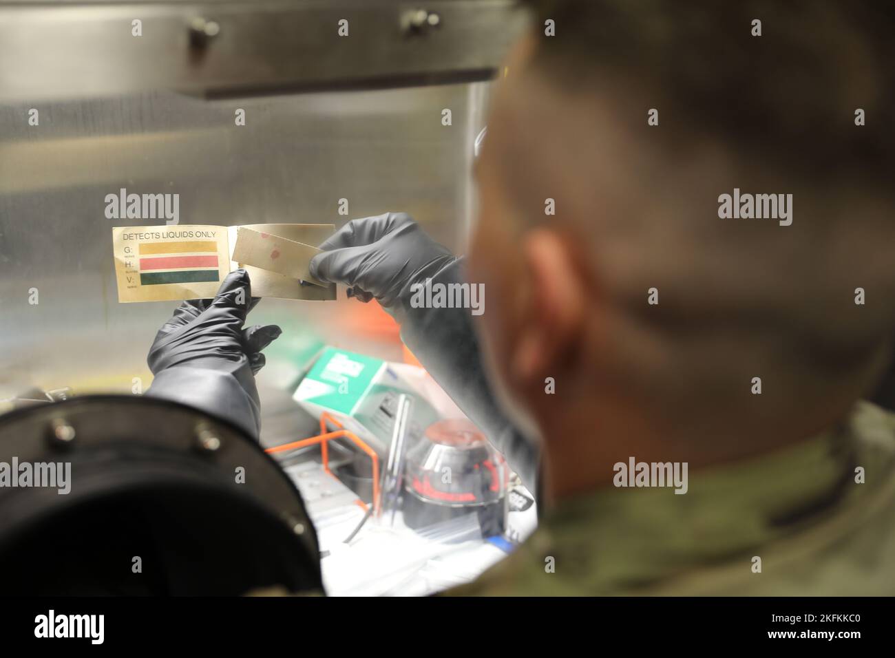 CPT de l'armée américaine. Tony Bernabo, un officier des sciences médicales nucléaires affecté à l'équipe de soutien civil (CST) de 102nd - armes de destruction massive (ADM) de la Garde nationale de l'Armée de l'Oregon, qui augmente l'équipe de soutien civil (CST) de 773rd, examine les échantillons prélevés dans un laboratoire clandestin lors d'une démonstration du CST à Panzer Kaserne, Kaiserslautern, en Allemagne. Banque D'Images