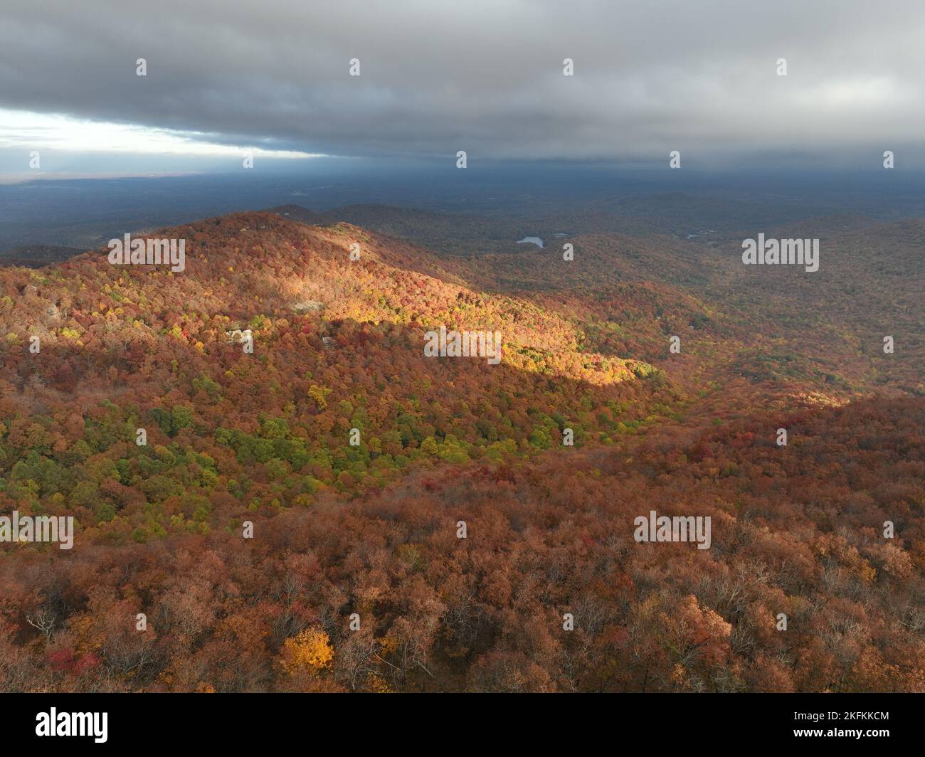 Photo aérienne des montagnes de Géorgie pendant un magnifique coucher de soleil d'automne sur Jasper Banque D'Images