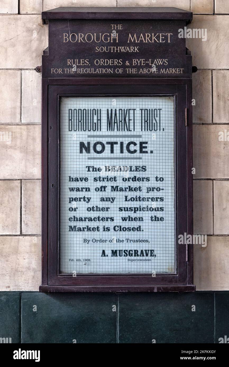 LONDRES, Royaume-Uni - 29 OCTOBRE 2022 : ancien panneau victorien vintage dans Borough Market avec des règles Banque D'Images