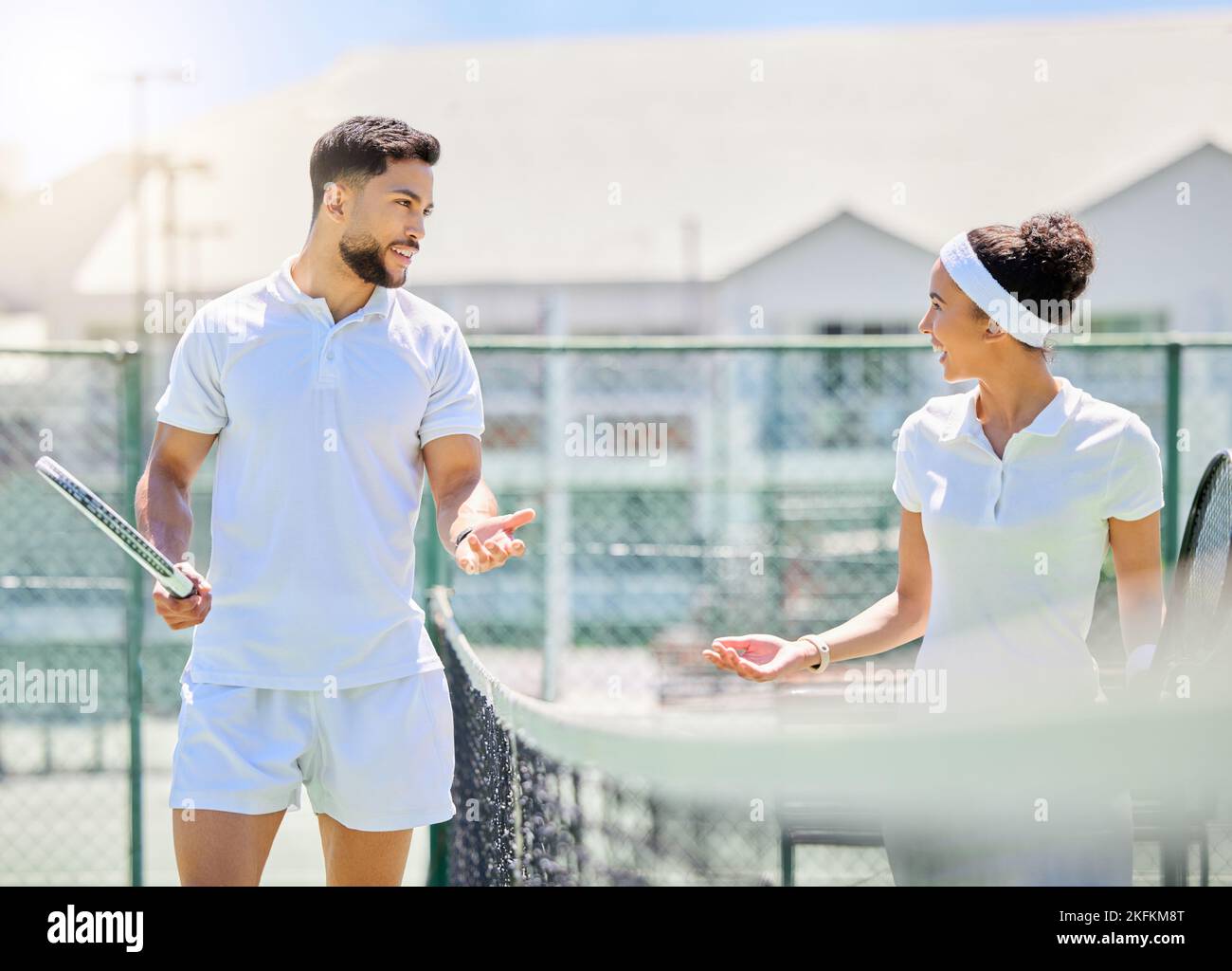 Tennis, sports et fitness avec un homme et une femme jouant un jeu sur un court de tennis pour la compétition. Entraînement, motivation et entraînement avec un homme et Banque D'Images