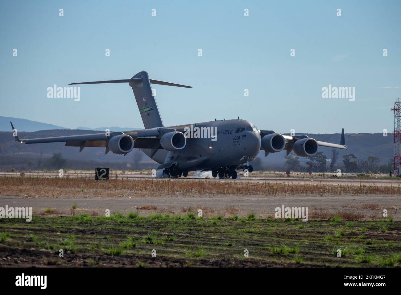Une US Air Force C-17 Globemaster III avec l'équipe de démonstration C-17 West Coast effectue une démonstration aérienne pendant le salon aéronautique Miramar de la Marine corps Air Station 2022 au MCAS Miramar, San Diego, Californie, le 24 septembre 2022. L'équipe de démonstration du C-17, stationnée à la base conjointe Lewis-McChord, Washington, a été créée en 2019 et participe à des spectacles aériens aux États-Unis afin de présenter les capacités du C-17 et de représenter la Force aérienne par le biais de la sensibilisation communautaire. Le thème du MCAS Miramar Air Show 2022, « les Marines combattent, évoluent et gagneront », reflète la modernisation continue des corps des Marines Banque D'Images