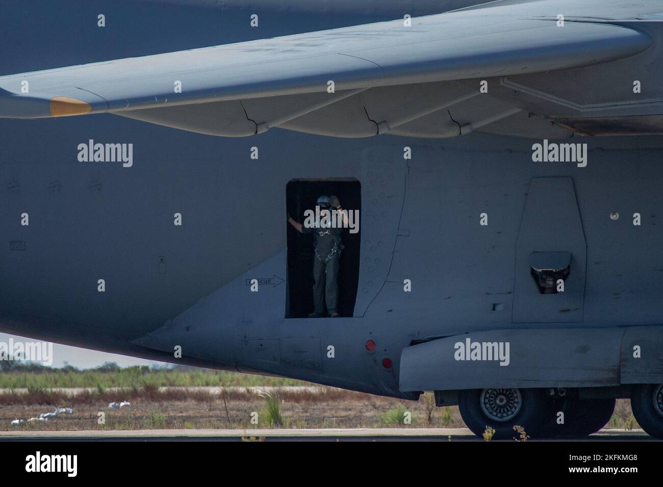 Une US Air Force C-17 Globemaster III avec l'équipe de démonstration C-17 West Coast effectue une démonstration aérienne pendant le salon aéronautique Miramar de la Marine corps Air Station 2022 au MCAS Miramar, San Diego, Californie, le 24 septembre 2022. L'équipe de démonstration du C-17, stationnée à la base conjointe Lewis-McChord, Washington, a été créée en 2019 et participe à des spectacles aériens aux États-Unis afin de présenter les capacités du C-17 et de représenter la Force aérienne par le biais de la sensibilisation communautaire. Le thème du MCAS Miramar Air Show 2022, « les Marines combattent, évoluent et gagneront », reflète la modernisation continue des corps des Marines Banque D'Images