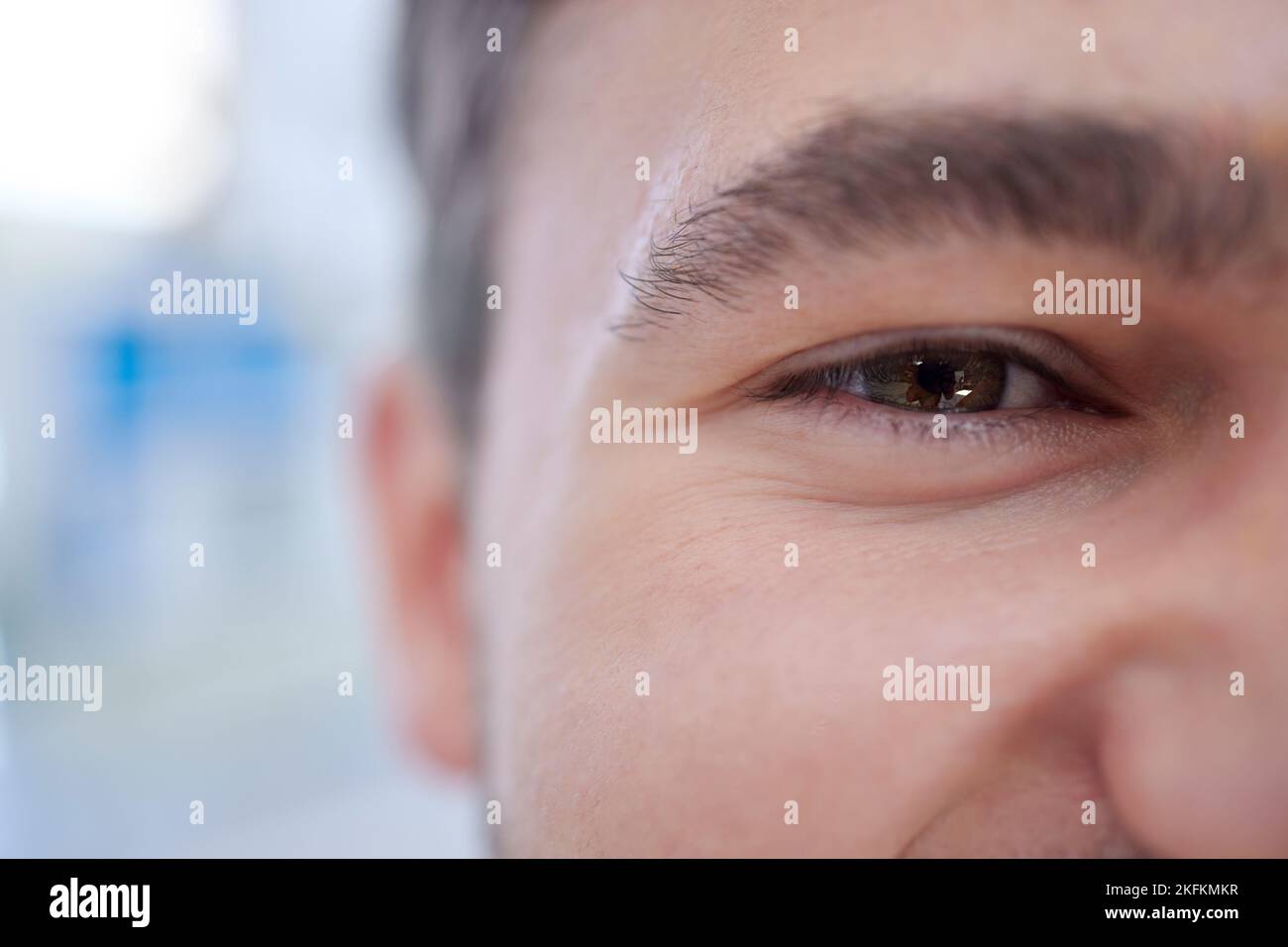 Portrait heureux, à la moitié et à l'œil de l'homme avec le bien-être, la santé et la bonne vision dans le zoom de l'iris brun. Le bonheur, le visage sain et positif de la personne satisfaite Banque D'Images