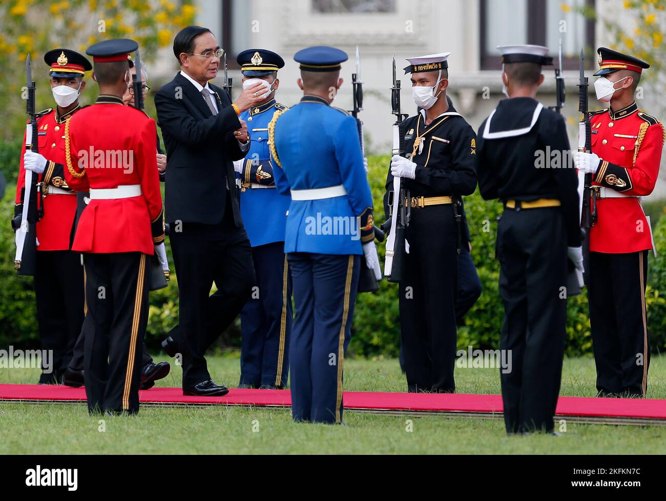 Le Premier ministre thaïlandais Prayuth Chan-O-Cha passe devant les gardes d'honneur avant une cérémonie d'accueil pour le président chinois Xi Jinping à la Maison du gouvernement à Bangkok. Banque D'Images