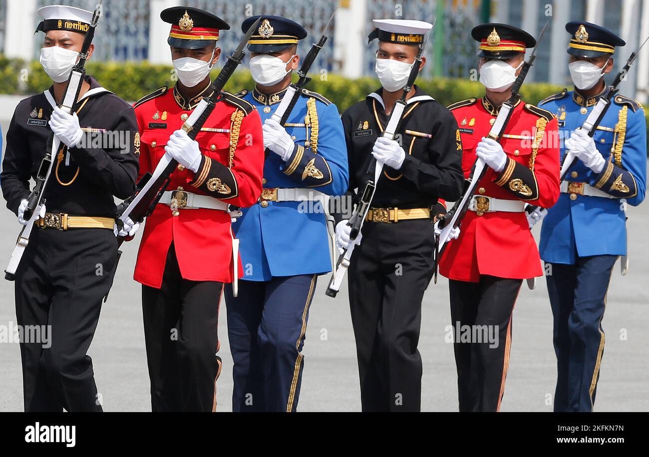 Les gardes d'honneur se promeudent à la Maison du Gouvernement avant une cérémonie d'accueil pour le président chinois Xi Jinping à Bangkok. Banque D'Images