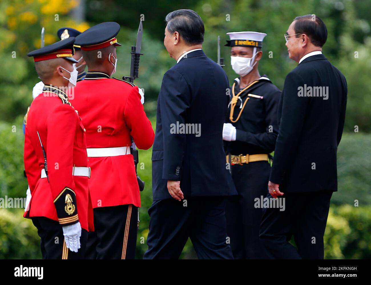 Le président chinois Xi Jinping marche avec le Premier ministre thaïlandais Prayuth Chan-O-Cha en marge du sommet de la coopération économique Asie-Pacifique (APEC) à Bangkok lors d'une cérémonie d'accueil à la Maison du Gouvernement à Bangkok. (Photo de Chaiwat Subprasom / SOPA Images/Sipa USA) Banque D'Images