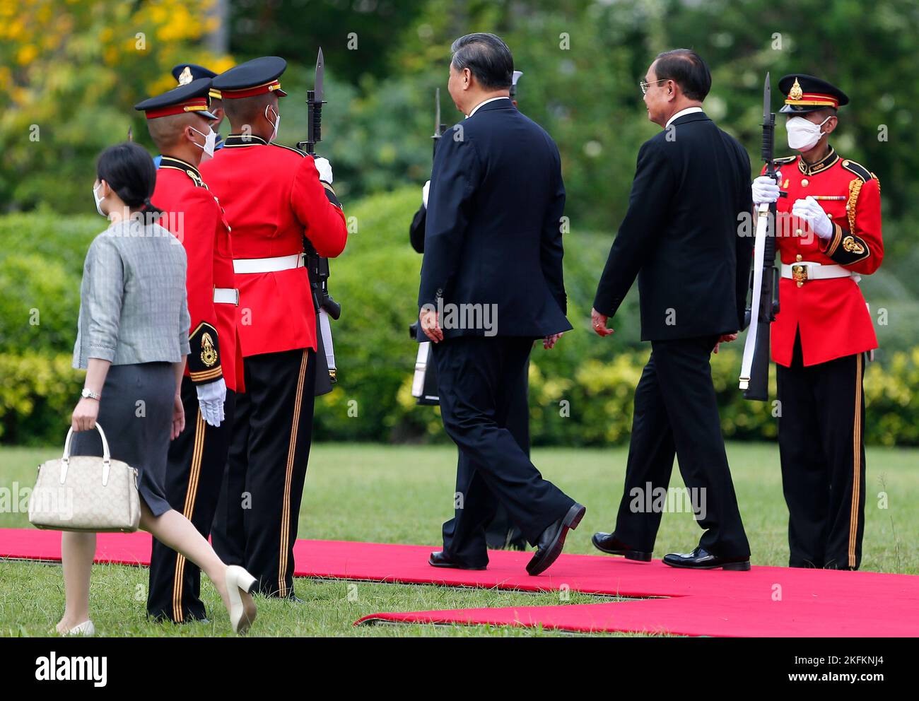 Le président chinois Xi Jinping marche avec le Premier ministre thaïlandais Prayuth Chan-O-Cha en marge du sommet de la coopération économique Asie-Pacifique (APEC) à Bangkok lors d'une cérémonie d'accueil à la Maison du Gouvernement à Bangkok. (Photo de Chaiwat Subprasom / SOPA Images/Sipa USA) Banque D'Images