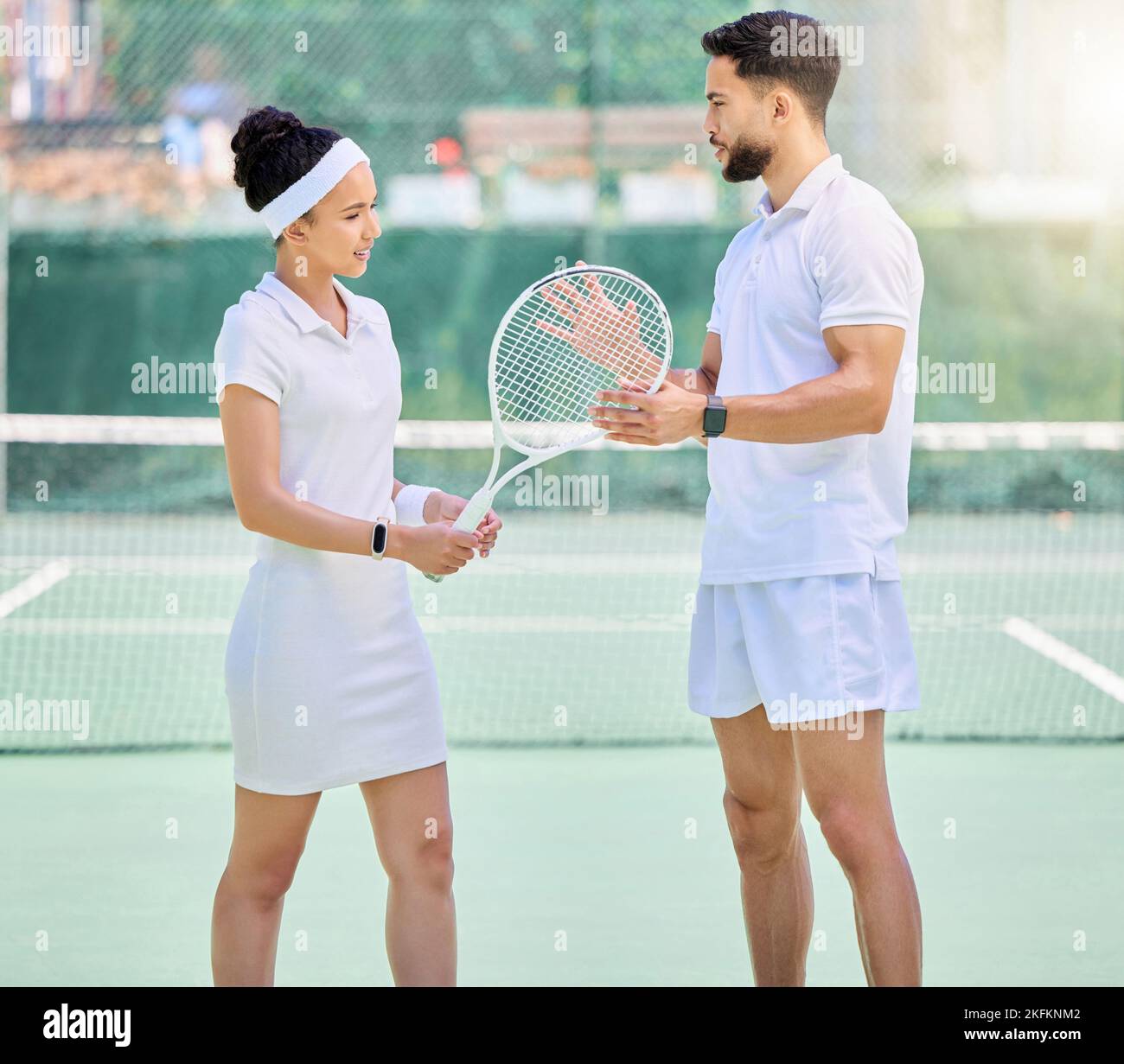 Court de tennis, entraîneur ou couple parlant de jeu sportif, des conseils et des performances après l'exercice, l'entraînement et l'entraînement. Homme entraîneur femme à l'extérieur pour Banque D'Images