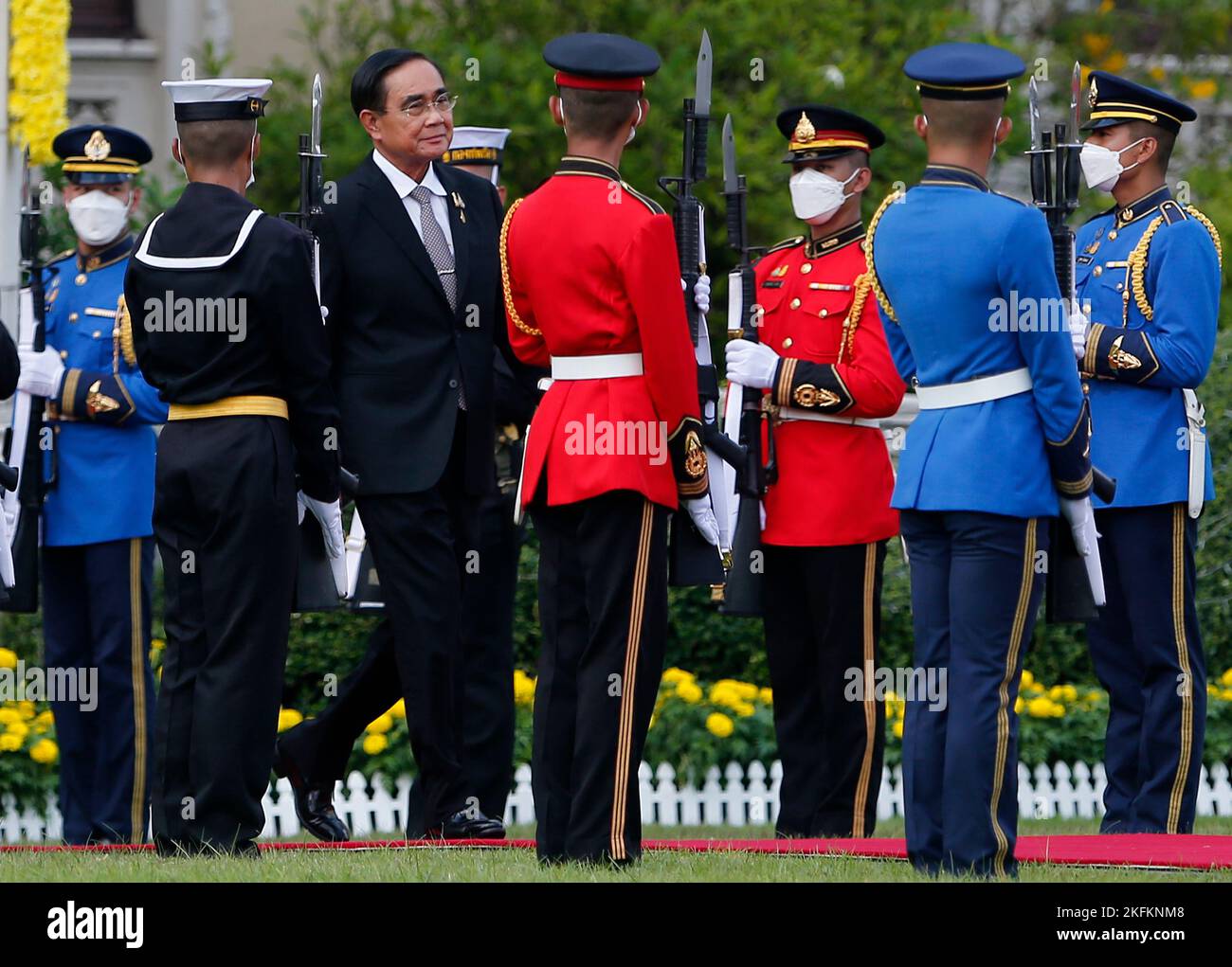 Le Premier ministre thaïlandais Prayuth Chan-O-Cha passe devant les gardes d'honneur avant une cérémonie d'accueil pour le président chinois Xi Jinping à la Maison du gouvernement à Bangkok. (Photo de Chaiwat Subprasom / SOPA Images/Sipa USA) Banque D'Images