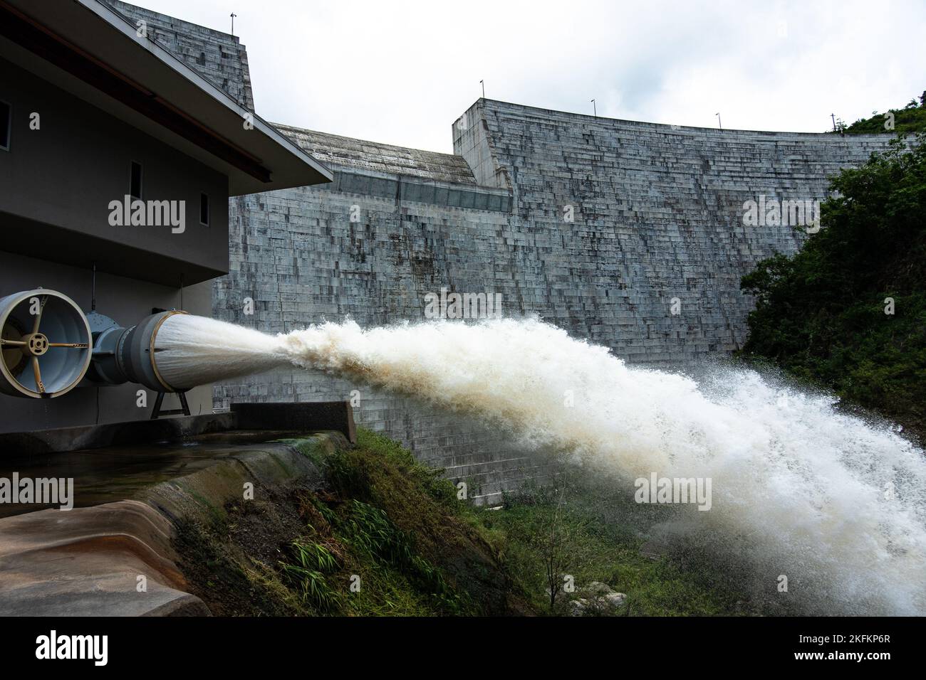 Une vue sur le barrage de Portugues, Porto Rico; selon le National Hurricane Center, l'île a été inondée par de grandes quantités de précipitations, n'importe où de 12 à 30 pouces de pluie. Le corps d'ingénieurs de l'armée des États-Unis a conçu et construit les barrages portugais et Cerrillos. Ils sont essentiels à l'atténuation des inondations dans la région. Les deux barrages ont pu contenir environ 16 000 acres-pieds d'eau combinés pendant l'ouragan Fiona, qui est l'équivalent de remplir Plaza Del Caribe Mall presque 16 fois. Ce volume d'eau aurait inondé presque toute la zone urbaine en aval de Banque D'Images