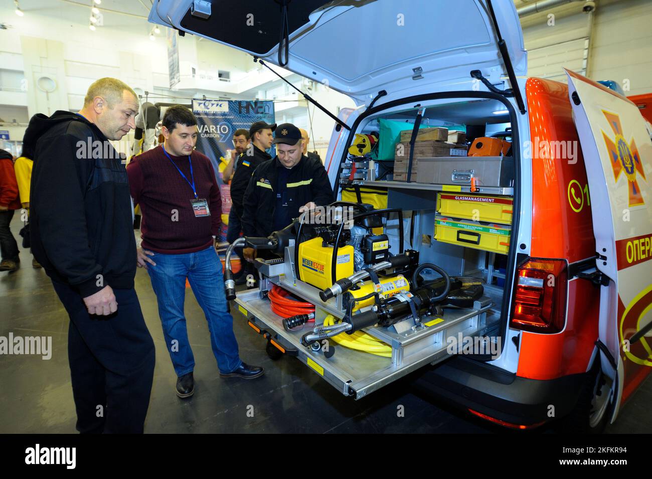 Les responsables discutent de l'équipement de secours et de soutien technique, de l'unité d'alimentation compacte, installé dans le véhicule de secours. Fabriqué par Weber Rescue Systems Banque D'Images