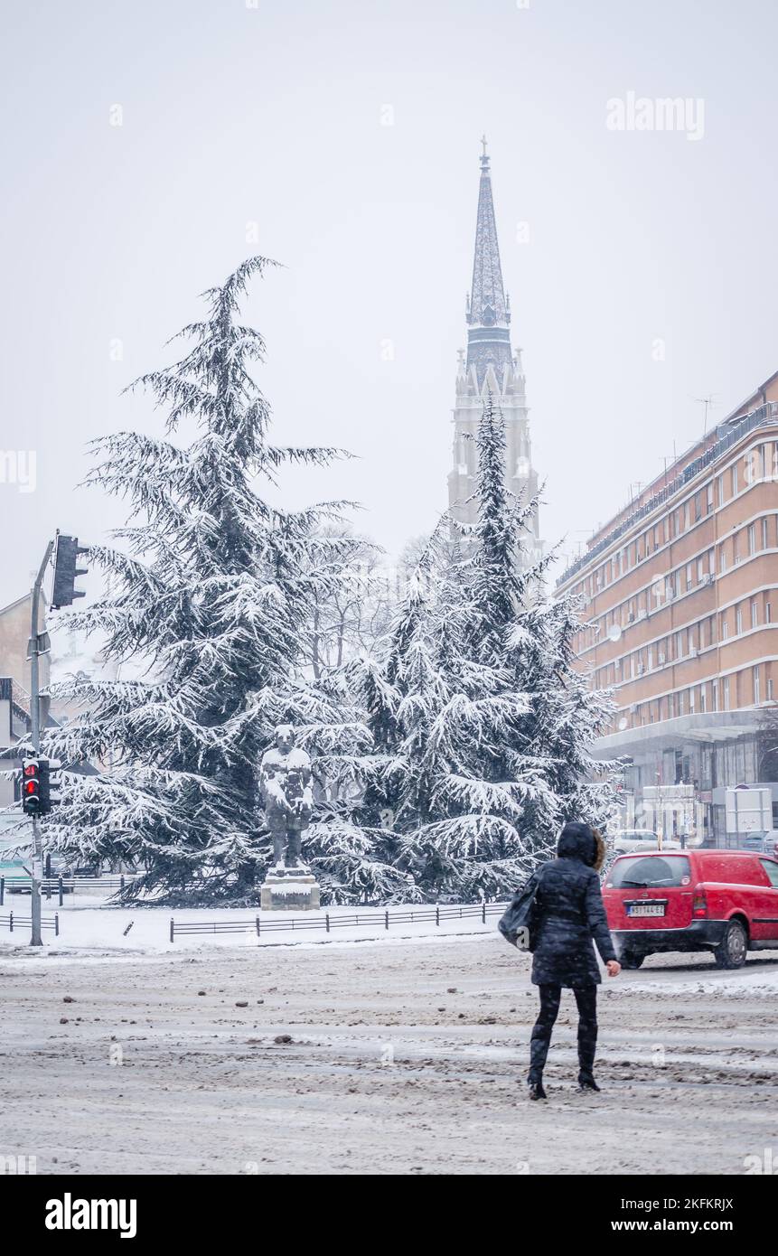 Novi Sad, Serbie - 11 janvier 2017: Centre Novi Sad sous la neige, avant les vacances du nouvel an 2017. Les rues de la ville de Novi Sad sont cachées Banque D'Images