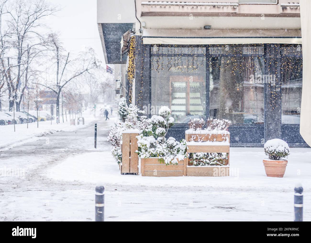 Novi Sad, Serbie - 11 janvier 2017: Centre Novi Sad sous la neige, avant les vacances du nouvel an 2017. Les rues de la ville de Novi Sad sont cachées Banque D'Images