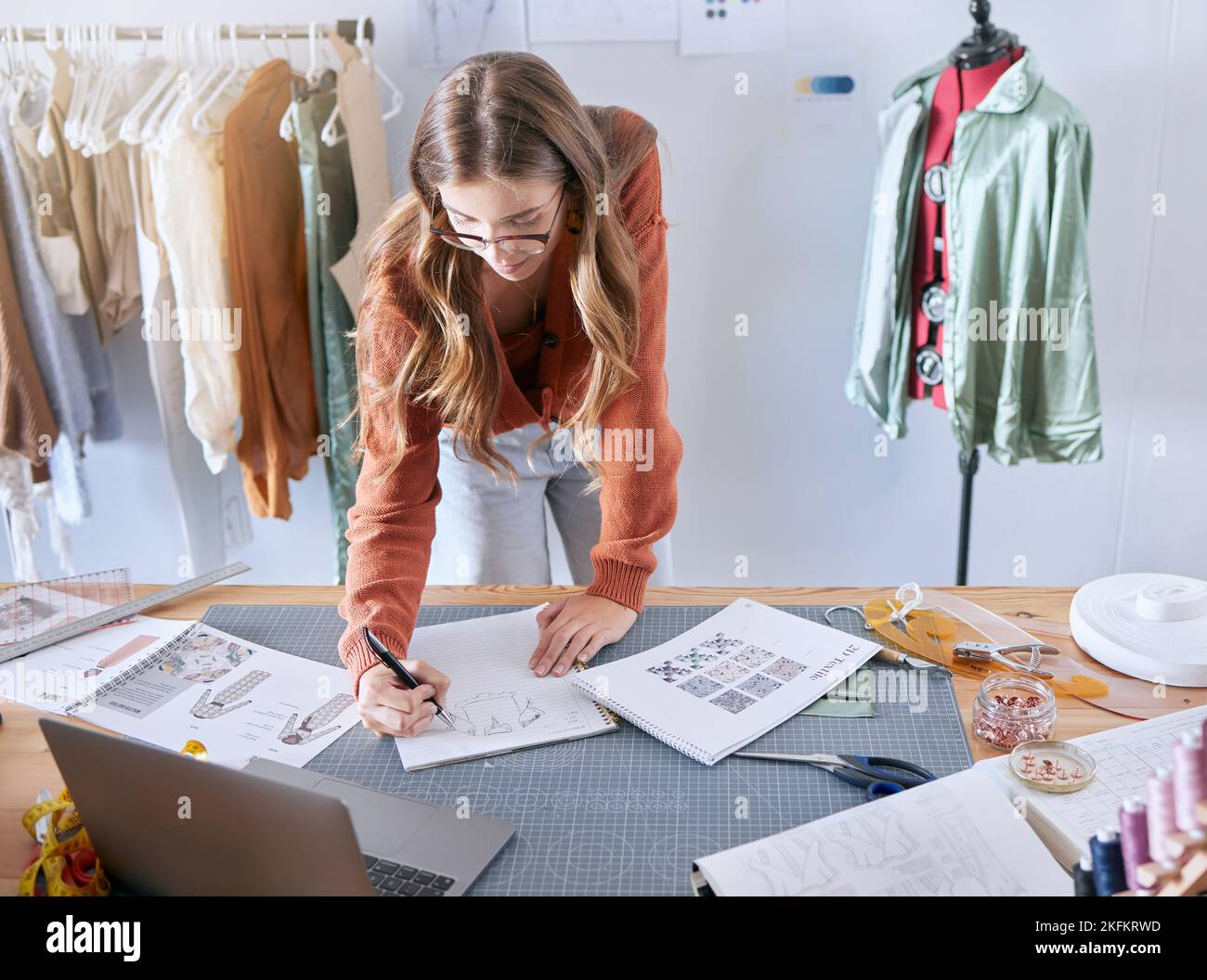 Illustration de la conception, designer de vêtements et employé de mode travaillant sur des informations de conception créative. Textile, sur mesure et planification de couture d'une femme Banque D'Images