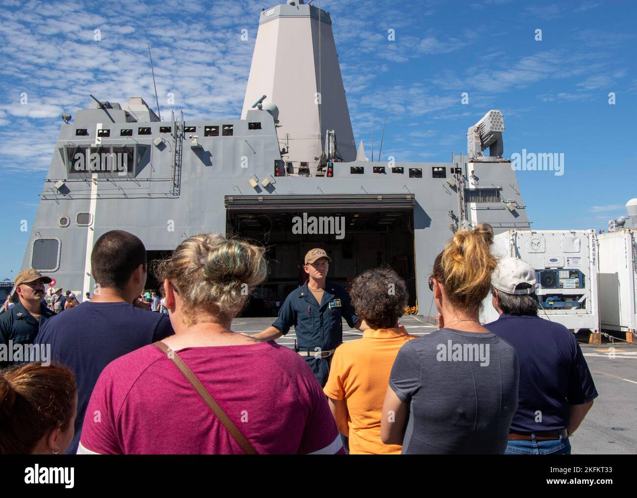 SAN DIEGO (sept 24, 2022) – Lt. Cmdr. Matt Conners présente le pont de vol du quai de transport amphibie USS Anchorage (LPD 23) aux visiteurs dans le cadre d'une visite lors de la célébration du centenaire de la base navale de San Diego (NBSD), le 24 septembre. La célébration de la NBSD a honoré le partenariat entre la base et sa communauté en accordant l'accès public à une partie de la base pour montrer les biens de la Marine et fournir une meilleure compréhension de ce qui se passe à l'intérieur de la base. Anchorage est à San Diego. Banque D'Images