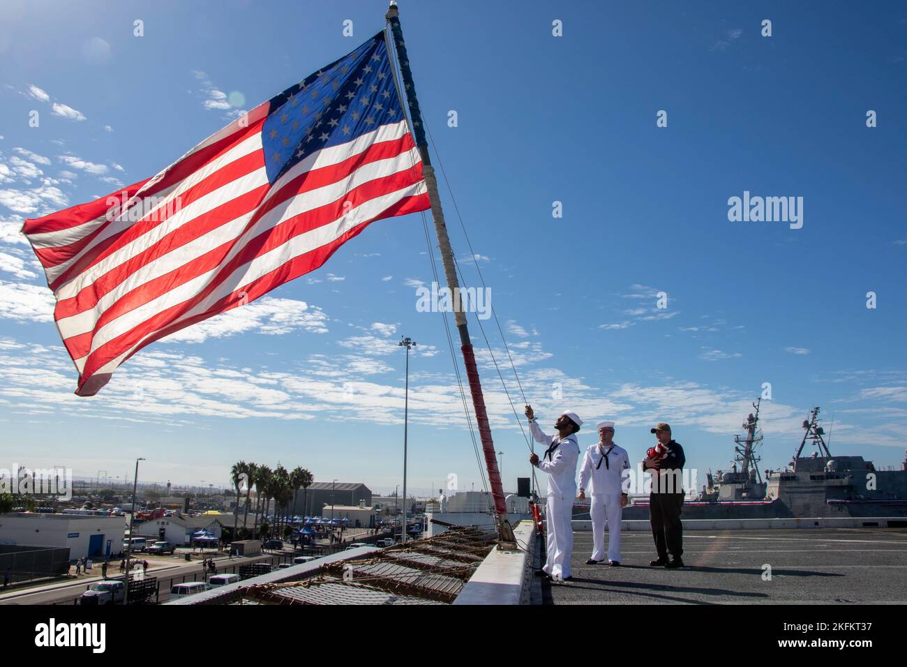 SAN DIEGO (sept 24, 2022) – des marins à bord d'un quai de transport amphibie USS Anchorage (LPD 23) élèvent l'enseigne des vacances pour accueillir les participants à la célébration du centenaire de la base navale de San Diego (NBSD), le 24 septembre. La célébration du centenaire de la NBSD a honoré le partenariat entre la base et sa communauté en accordant l'accès public à une partie de la base et en montrant les biens de la Marine tout en offrant une meilleure compréhension de ce qui se passe à l'intérieur de la base. Anchorage est à San Diego. Banque D'Images