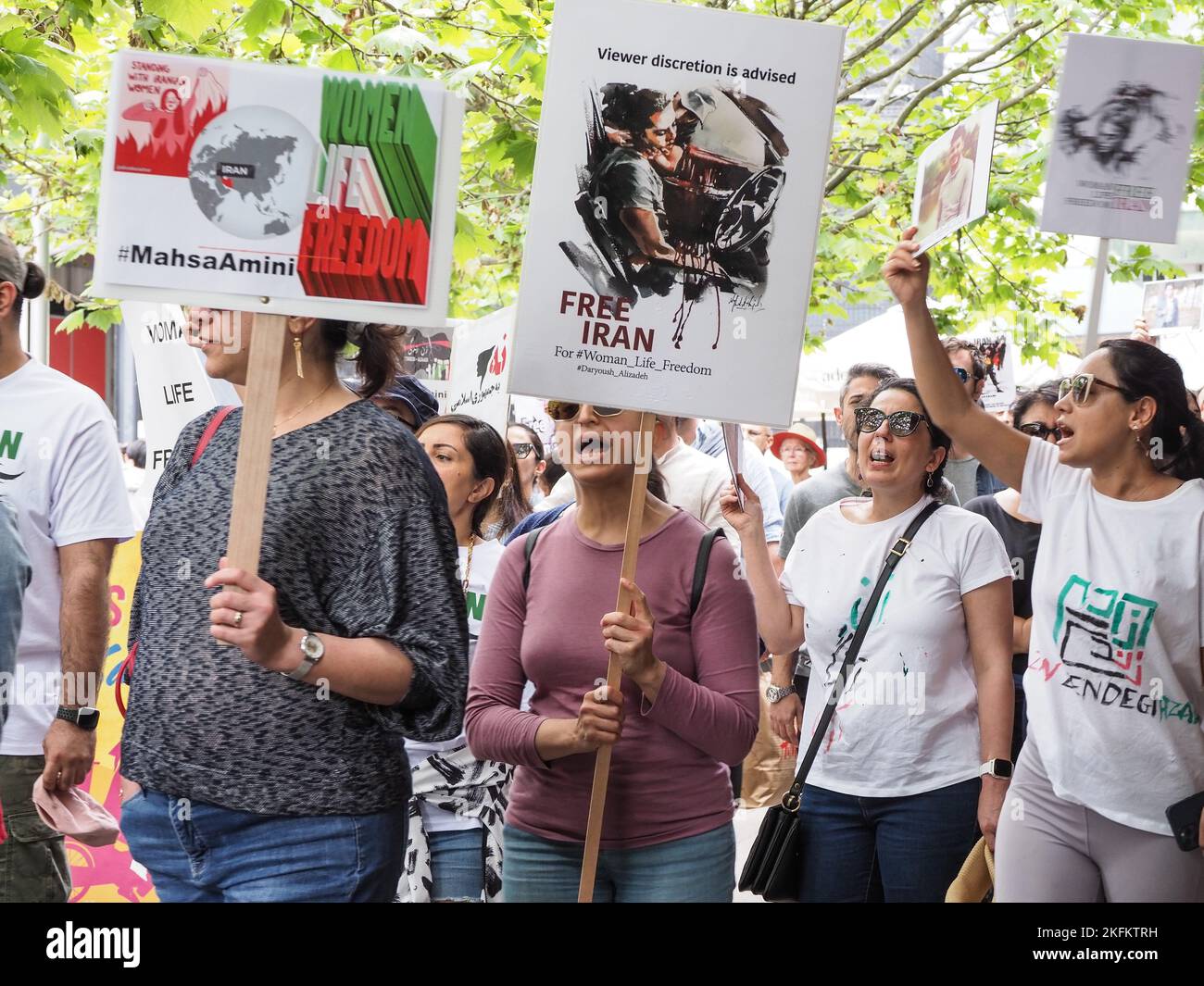 Environ 200 membres de la communauté iranienne et sympathisants se sont réunis à Canberra pour manifester leur solidarité avec la révolution iranienne en cours sur l'Australie, Canberra, 18 novembre 2023. Anniversaire du "massacre silencieux" en novembre 2019. Nous savons maintenant qu'environ 1500 manifestants ont été assassinés par le régime dans ce massacre et le nombre de morts jusqu'à présent dans le soulèvement actuel est de 402, dont 58 enfants. Banque D'Images