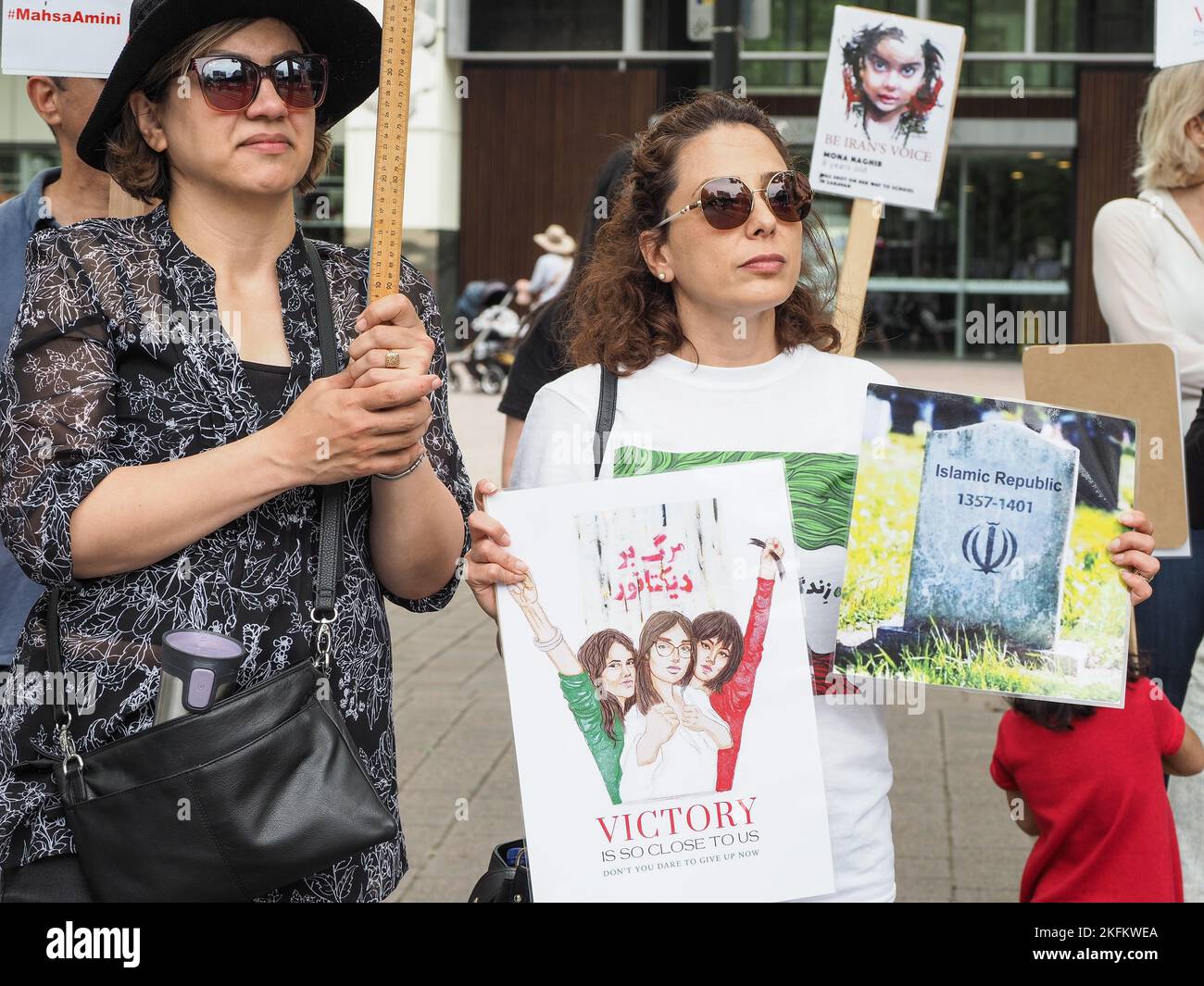 Environ 200 membres de la communauté iranienne et sympathisants se sont réunis à Canberra pour manifester leur solidarité avec la révolution iranienne en cours sur l'Australie, Canberra, 18 novembre 2023. Anniversaire du "massacre silencieux" en novembre 2019. Nous savons maintenant qu'environ 1500 manifestants ont été assassinés par le régime dans ce massacre et le nombre de morts jusqu'à présent dans le soulèvement actuel est de 402, dont 58 enfants. Banque D'Images