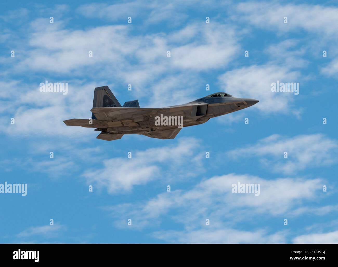 Un F-22 Raptor de la U.S. Air Force effectue un vol patrimonial pendant le salon de l'air Miramar de la Marine corps 2022 au MCAS Miramar, à San Diego, en Californie, le 24 septembre 2022. Le F-22 Raptor est l’avion de chasse de cinquième génération de la Force aérienne. Sa combinaison de furtivité, de super-croisière, de manœuvrabilité et d'avionique intégrée, associée à une meilleure capacité de soutien, représente un bond exponentiel dans les capacités de combat. Le thème du MCAS Miramar Air Show 2022, « les Marines combattent, évoluent et gagneront », reflète les efforts de modernisation en cours du corps des Marines pour se préparer à de futurs conflits. Banque D'Images