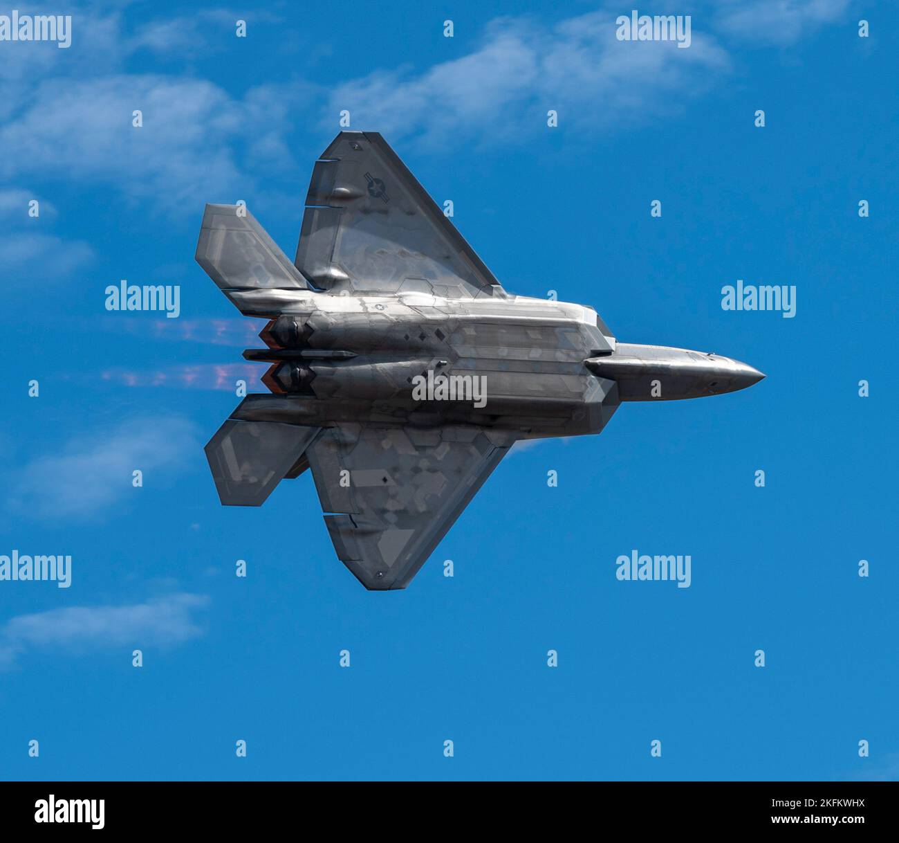 Un F-22 Raptor de la U.S. Air Force effectue un vol patrimonial pendant le salon de l'air Miramar de la Marine corps 2022 au MCAS Miramar, à San Diego, en Californie, le 24 septembre 2022. Le F-22 Raptor est l’avion de chasse de cinquième génération de la Force aérienne. Sa combinaison de furtivité, de super-croisière, de manœuvrabilité et d'avionique intégrée, associée à une meilleure capacité de soutien, représente un bond exponentiel dans les capacités de combat. Le thème du MCAS Miramar Air Show 2022, « les Marines combattent, évoluent et gagneront », reflète les efforts de modernisation en cours du corps des Marines pour se préparer à de futurs conflits. Banque D'Images