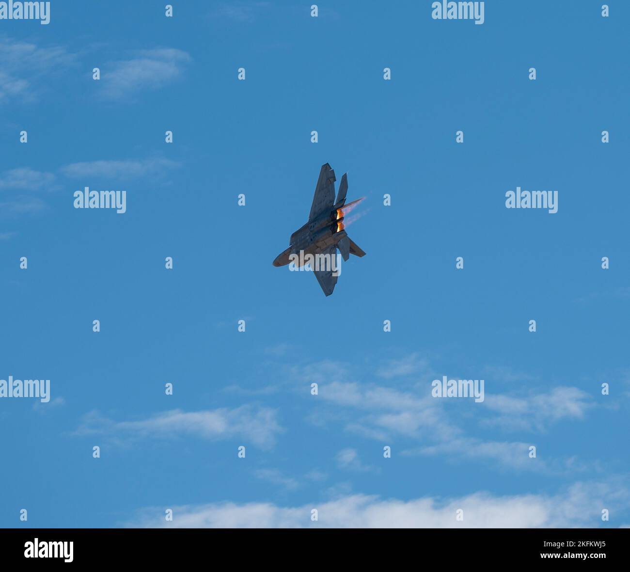 Un F-22 Raptor de la U.S. Air Force effectue un vol patrimonial pendant le salon de l'air Miramar de la Marine corps 2022 au MCAS Miramar, à San Diego, en Californie, le 24 septembre 2022. Le F-22 Raptor est l’avion de chasse de cinquième génération de la Force aérienne. Sa combinaison de furtivité, de super-croisière, de manœuvrabilité et d'avionique intégrée, associée à une meilleure capacité de soutien, représente un bond exponentiel dans les capacités de combat. Le thème du MCAS Miramar Air Show 2022, « les Marines combattent, évoluent et gagneront », reflète les efforts de modernisation en cours du corps des Marines pour se préparer à de futurs conflits. Banque D'Images