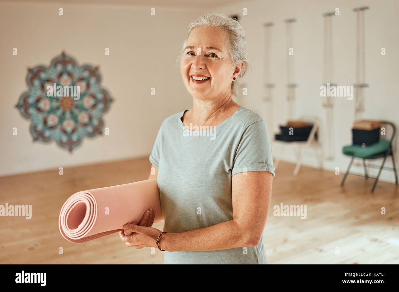 Femme âgée, yoga et tapis, portrait et fitness, bien-être et style de vie sain dans les studios de sport, la salle de gym et le club. Bonne vieille femme, retraite et yoga Banque D'Images