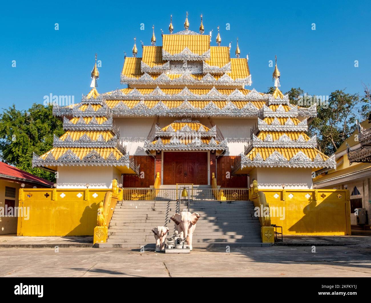 Statue d'éléphant devant un temple à Mae SOT Thaïlande Banque D'Images