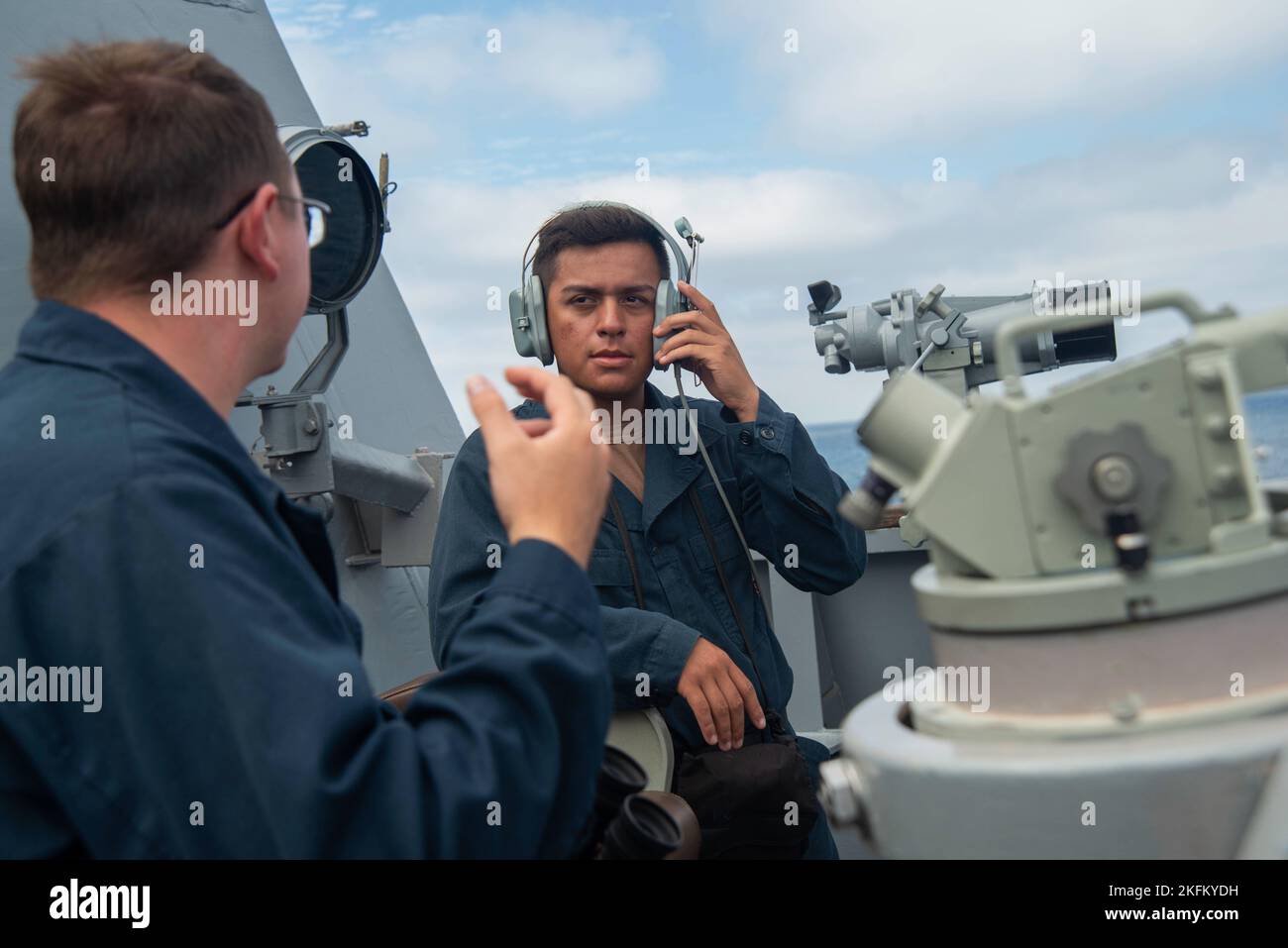 240922-N-ZQ263-1020 OCÉAN PACIFIQUE (SEPT 24, 2022) le marin de la Marine américaine Jaime Delgado, de San Francisco, confirme le contact de surface avec le lieutenant j.g. Alex Werth, de Pittsburgh, à bord du destroyer de missiles guidés de la classe Arleigh Burke USS Chung-Hoon (DDG 93). Chung-Hoon travaille actuellement avec Nimitz Carrier Strike Group en vue d'un déploiement à venir. Banque D'Images