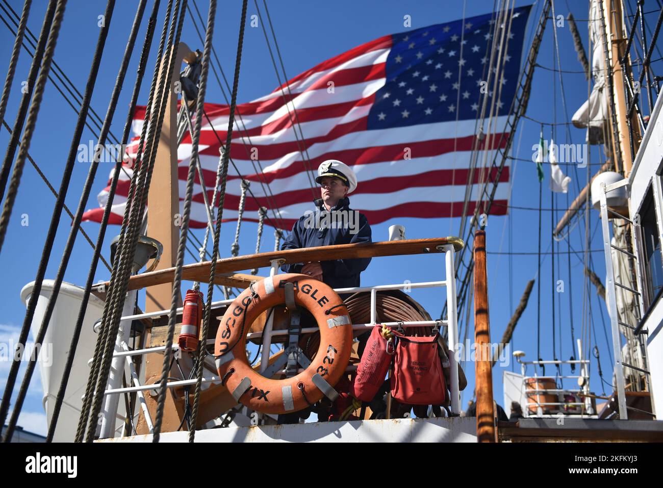 Un lieutenant à bord de la garde côtière, le Cutter Barque Eagle, se tient stoïquement tandis que le Cutter est amarré à Newport, RI, le 24 septembre 2022. Tout au long du printemps, de l’été et de l’automne, Eagle formera des cadets et des officiers candidats, leur enseignera des compétences pratiques de matelots tout en les endoctrinant dans le laboratoire de direction à flot de la Garde côtière. Banque D'Images