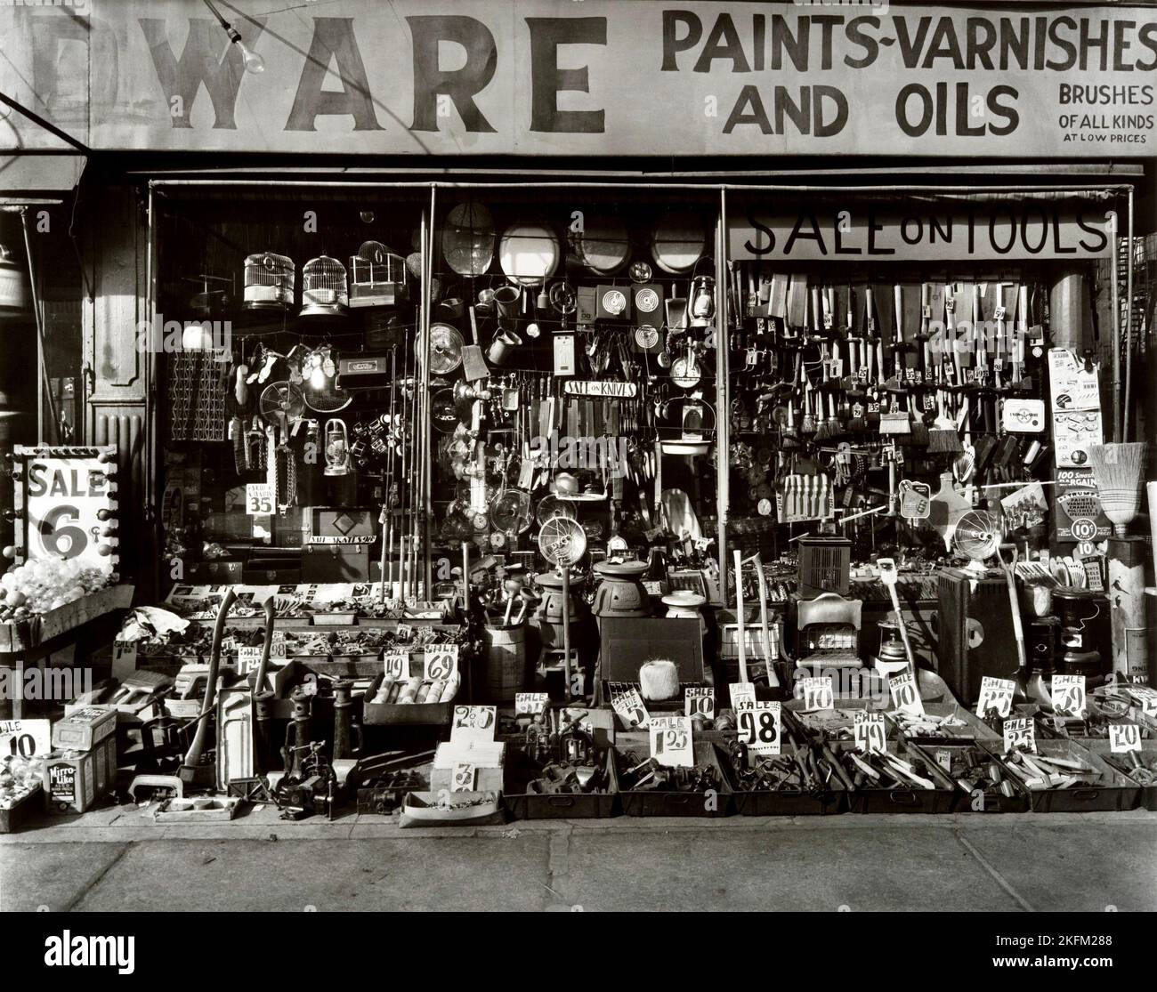 Berenice Abbott - Bowery à Bleeke Street à New York, Etats-Unis - 1938 Banque D'Images