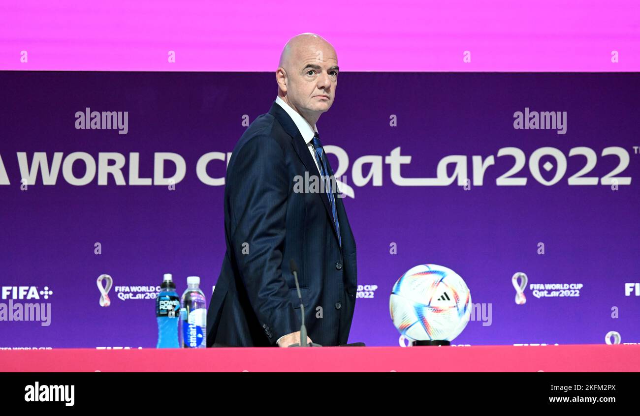 Al Rajjan, Qatar. 19th novembre 2022. Football, préparation de la coupe du monde au Qatar, conférence de presse de la FIFA, Gianni Infantino, président de la FIFA, arrive pour un PK. Crédit : Robert Michael/dpa/Alay Live News Banque D'Images