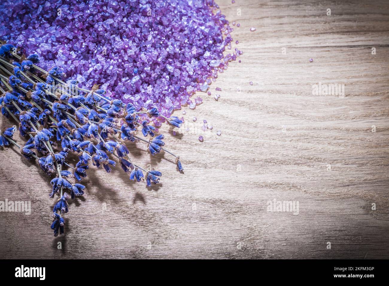 Sel de mer au parfum de lavande violet séché sur planche de bois concept de soins de santé. Banque D'Images