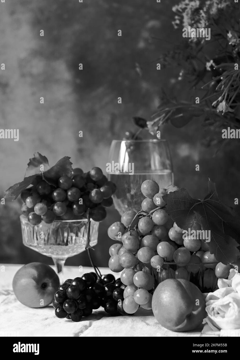 Encore la vie avec du vin et des fruits. Photographie en noir et blanc. Banque D'Images