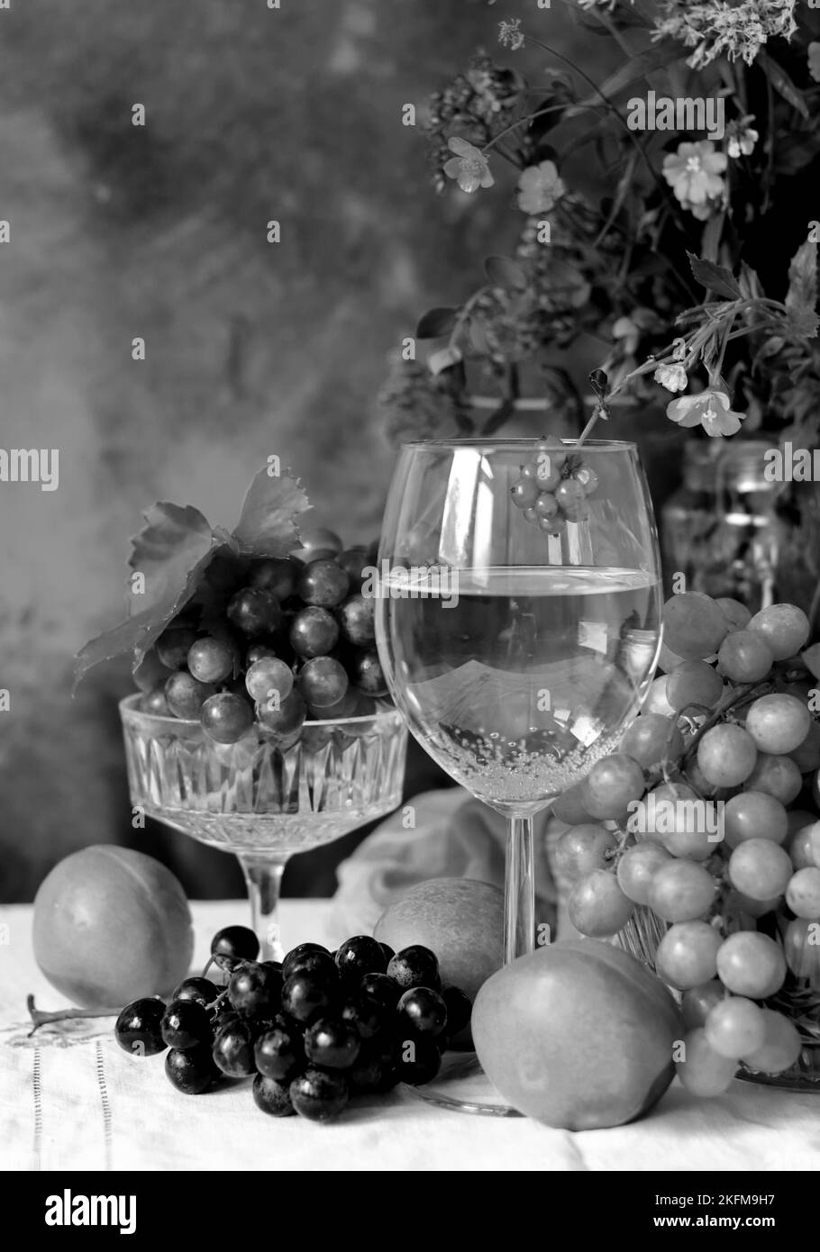 Encore la vie avec du vin et des fruits. Photographie en noir et blanc. Banque D'Images