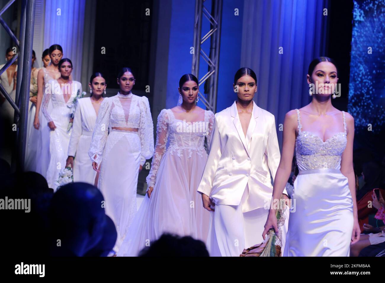 (221119) -- COLOMBO, 19 novembre 2022 (Xinhua) -- des modèles présentent des créations lors d'un défilé de mode à Colombo, Sri Lanka, le 18 novembre 2022. (Photo par Ajith Perera/Xinhua) Banque D'Images