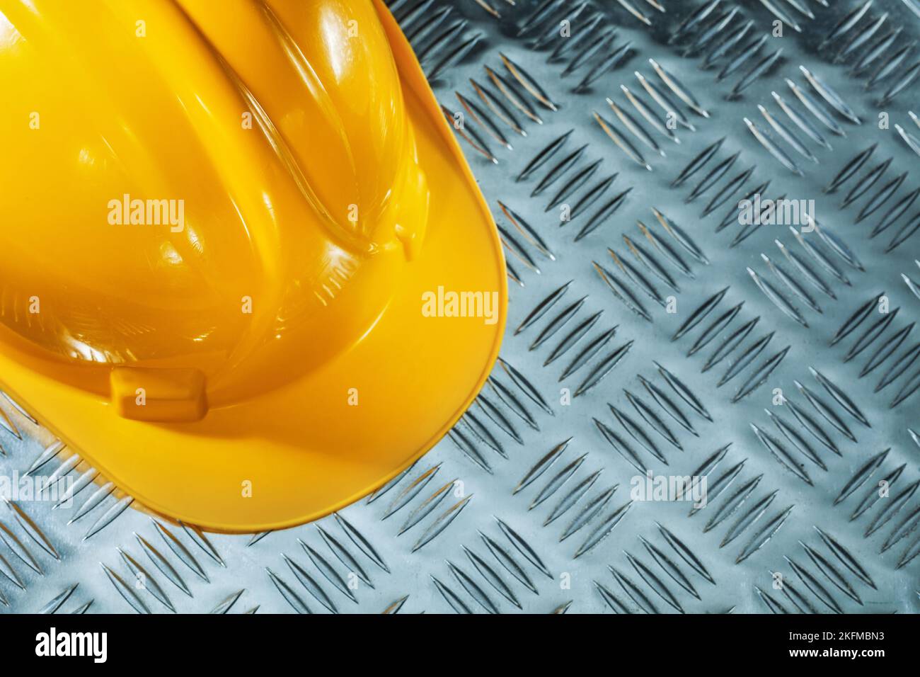 Casque de protection sur tôle ondulée. Banque D'Images