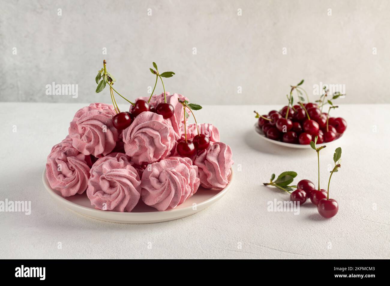 Délicieux zephyr doux et cerises sur un fond clair, le concept de la production saine et saine à la maison. Banque D'Images