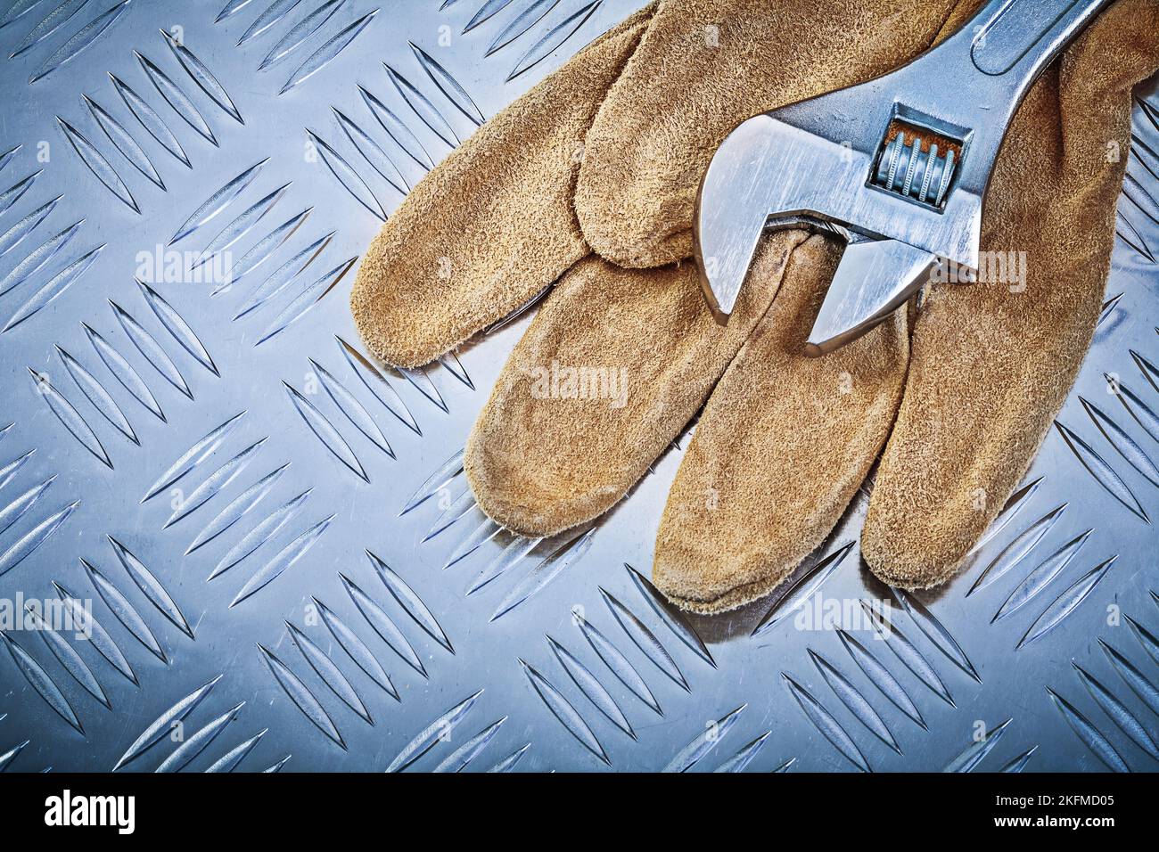 Gants de sécurité clé réglable sur tôle rainurée concept de construction. Banque D'Images