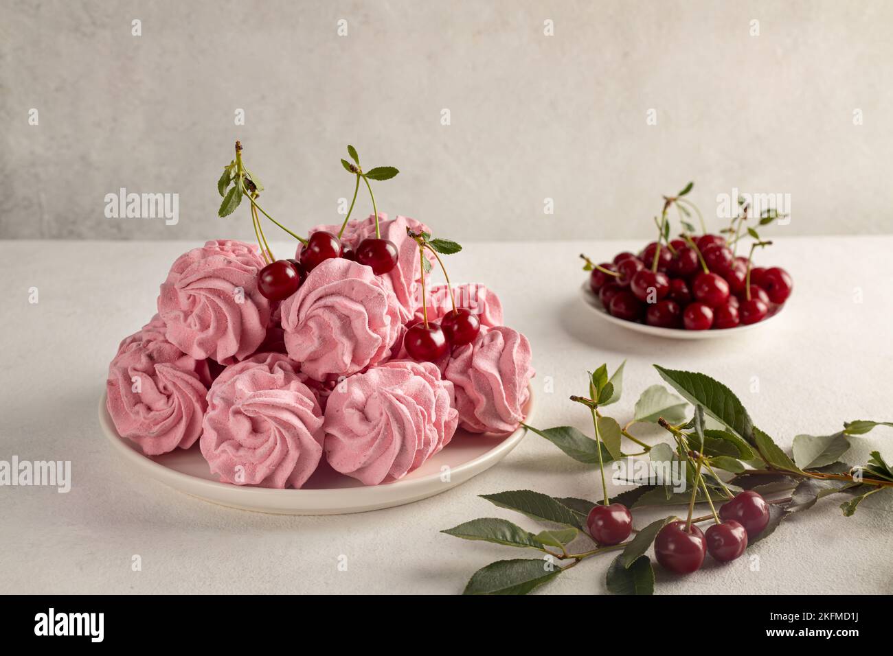 Délicieux zephyr doux et cerises sur un fond clair, le concept de la production saine et saine à la maison. Banque D'Images
