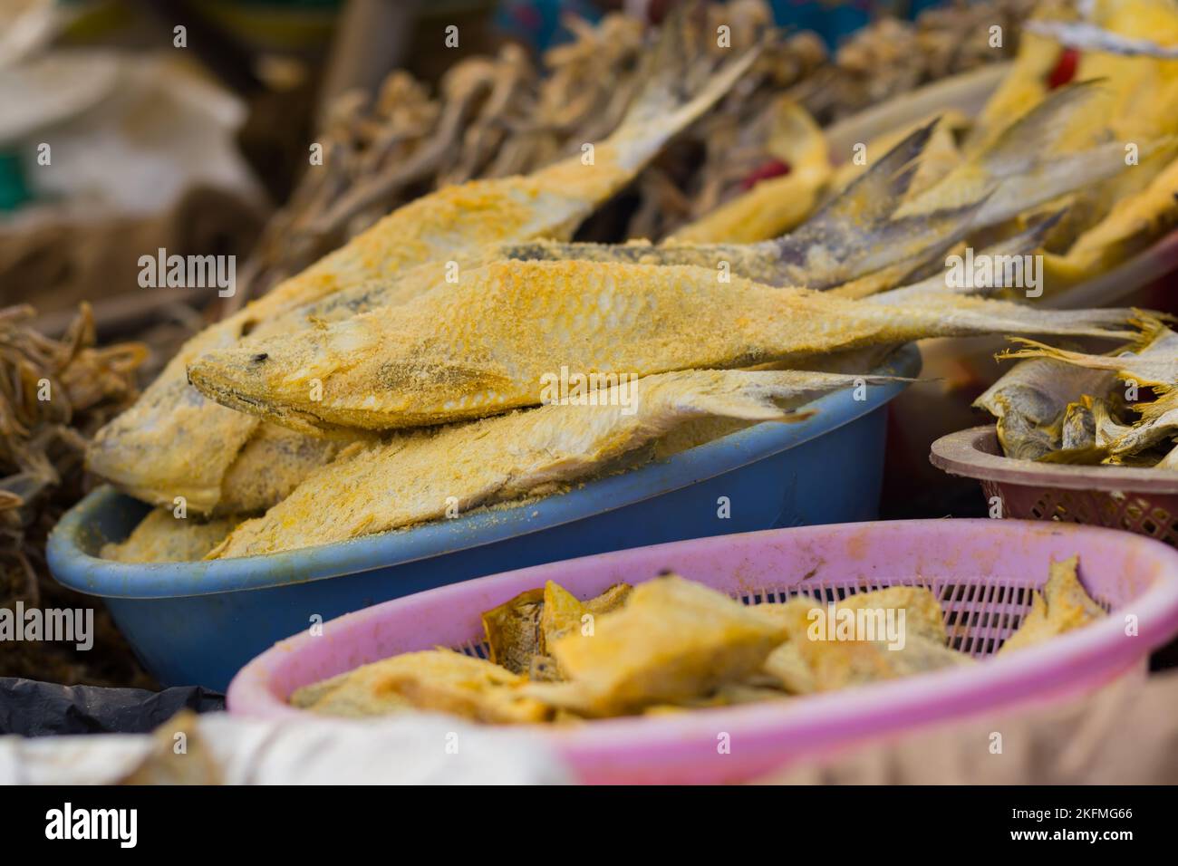 le poisson à la hilsa séché et salé est vendu sur les marchés du poisson du bangladesh. Banque D'Images