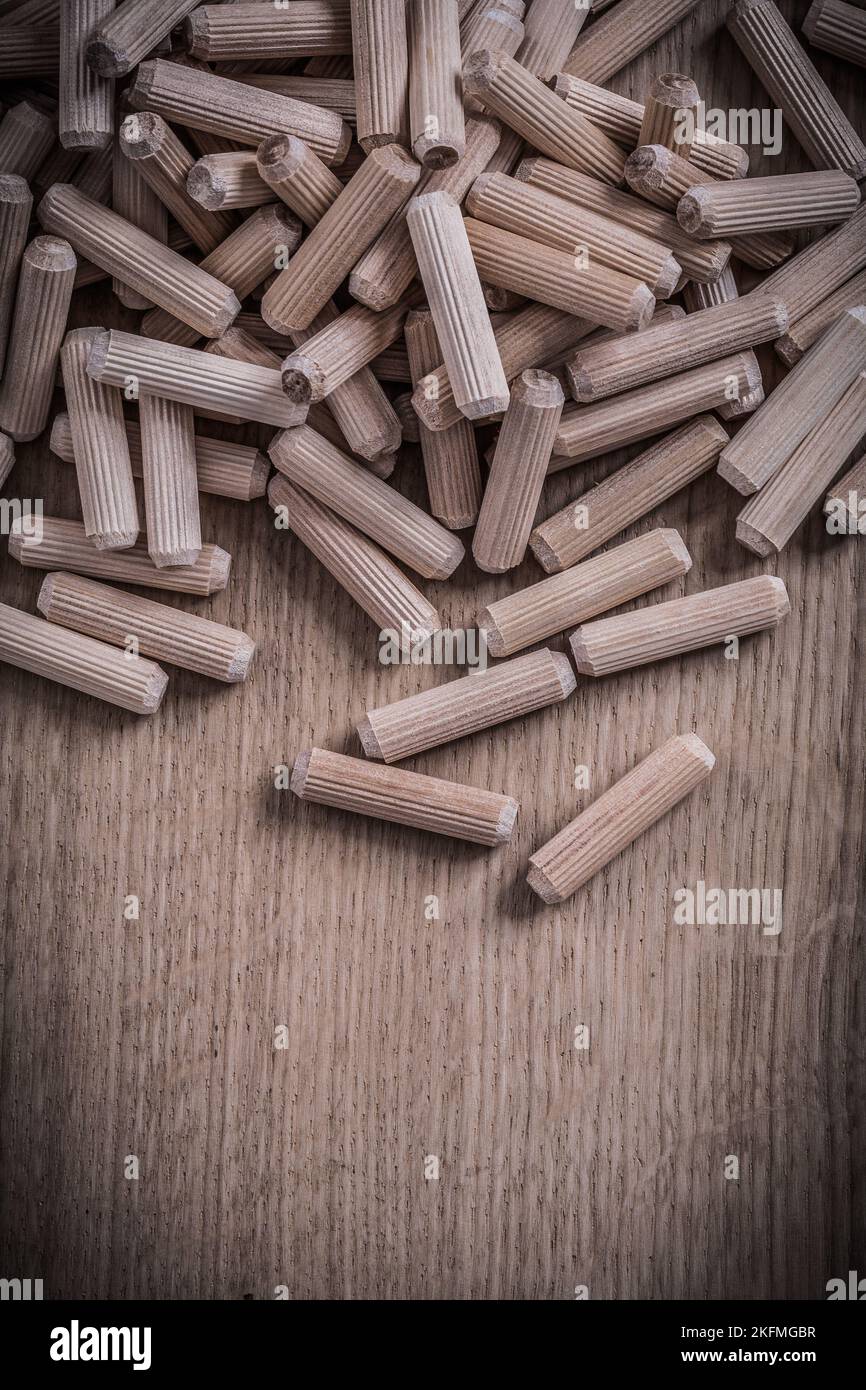 Variété de goupilles cylindriques en bois concept de construction de panneaux en bois. Banque D'Images