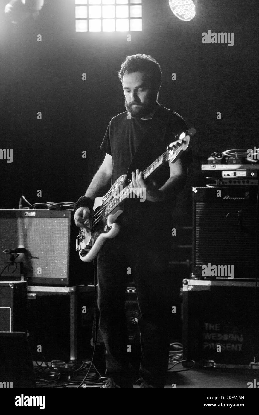 Melys - bassiste - en concert à l'Aquarium, Lowestoft, Suffolk - le 9 décembre 2016 Banque D'Images