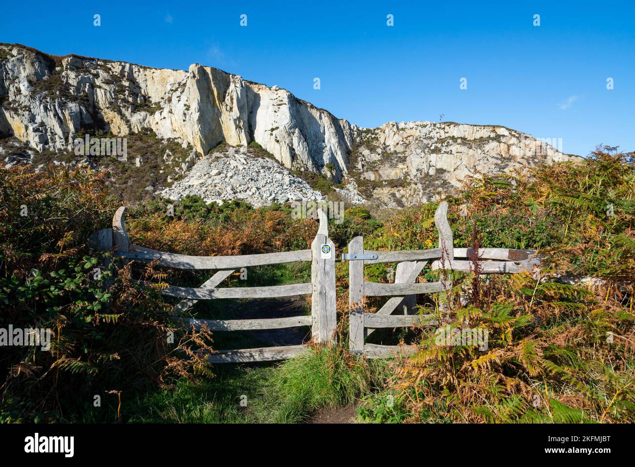 Vue spectaculaire de la vieille carrière au parc régional de Breakwater, Holyhead, Anglesey, au nord du pays de Galles. Banque D'Images