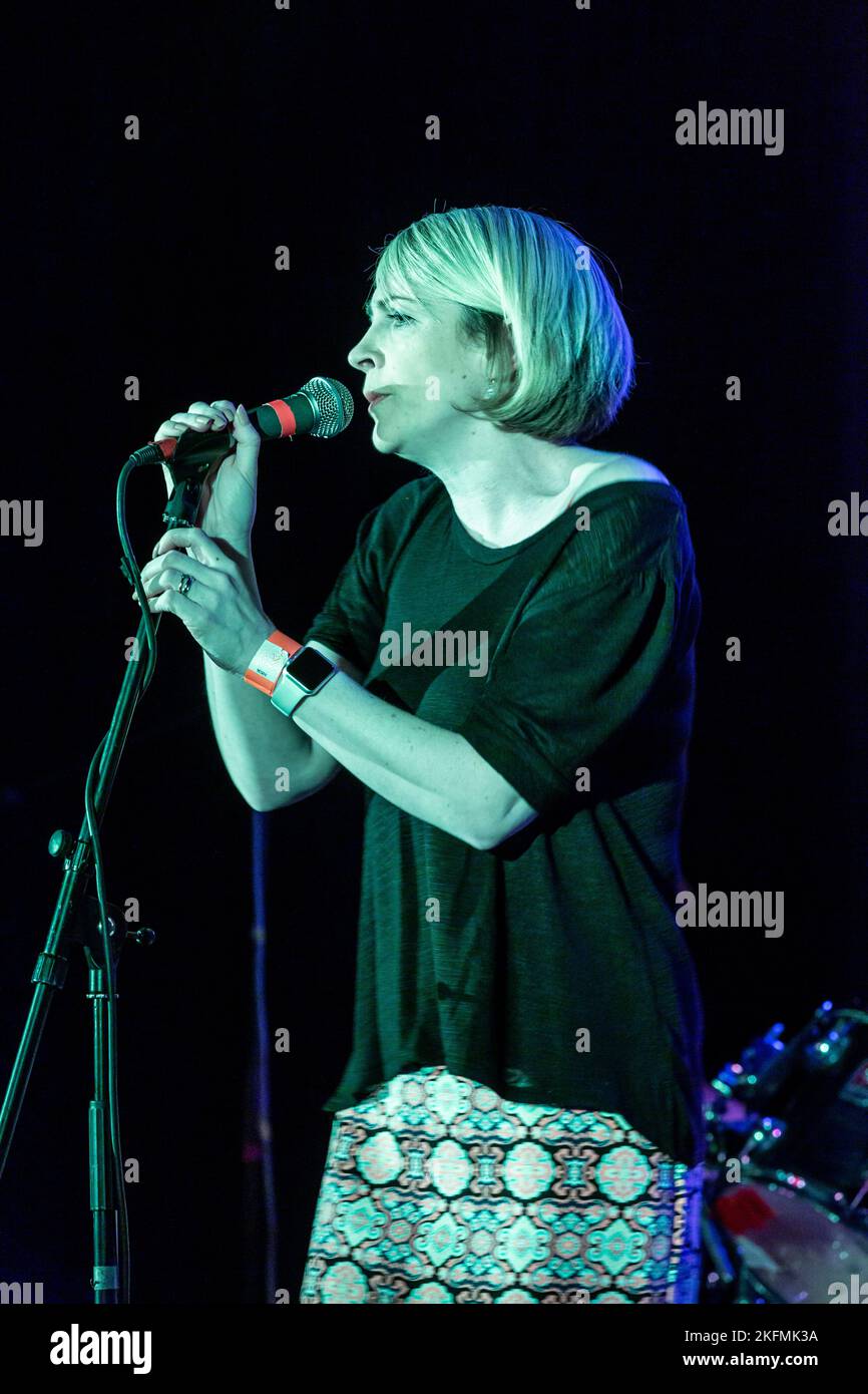 Andrea Parker, chanteuse de Melys - concert à l'Aquarium, Lowestoft, Suffolk - le 9 décembre 2016 Banque D'Images
