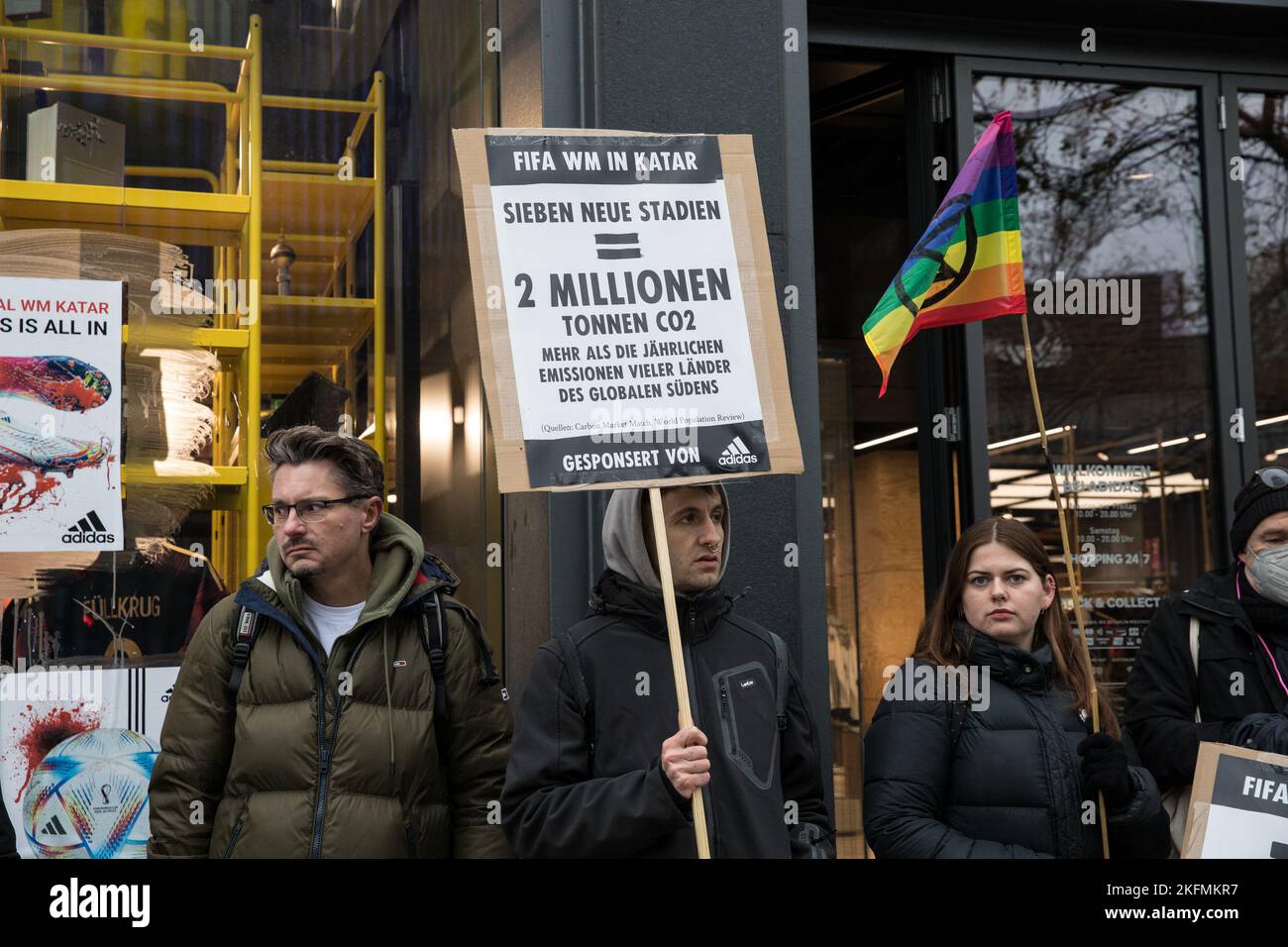 Des militants se sont réunis à Berlin sur 19 novembre 2022 pour attirer l'attention sur les violations des droits de l'homme au Qatar. Les militants de la rébellion d'extinction du groupe ont bloqué l'entrée du magasin phare Adidas sur la Tauentzienstrasse pour protester contre le parrainage de la coupe du monde. Une bannière lisant '#BoycottQatar2022' a appelé le public à ne pas acheter de produits de la coupe du monde au Qatar, comme le ballon officiel de match Adidas, et de ne pas regarder les matchs. Avec la coupe du monde au Qatar, les émissions massives de fossiles, les violations des droits de l'homme et la mort des travailleurs invités sont acceptées. Adidas est aussi des respon Banque D'Images