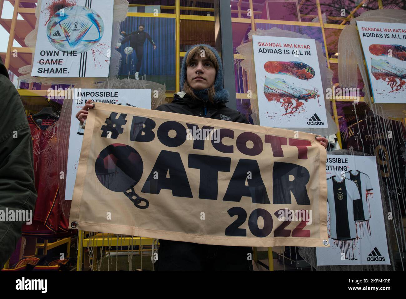 Des militants se sont réunis à Berlin sur 19 novembre 2022 pour attirer l'attention sur les violations des droits de l'homme au Qatar. Les militants de la rébellion d'extinction du groupe ont bloqué l'entrée du magasin phare Adidas sur la Tauentzienstrasse pour protester contre le parrainage de la coupe du monde. Une bannière lisant '#BoycottQatar2022' a appelé le public à ne pas acheter de produits de la coupe du monde au Qatar, comme le ballon officiel de match Adidas, et de ne pas regarder les matchs. Avec la coupe du monde au Qatar, les émissions massives de fossiles, les violations des droits de l'homme et la mort des travailleurs invités sont acceptées. Adidas est aussi des respon Banque D'Images