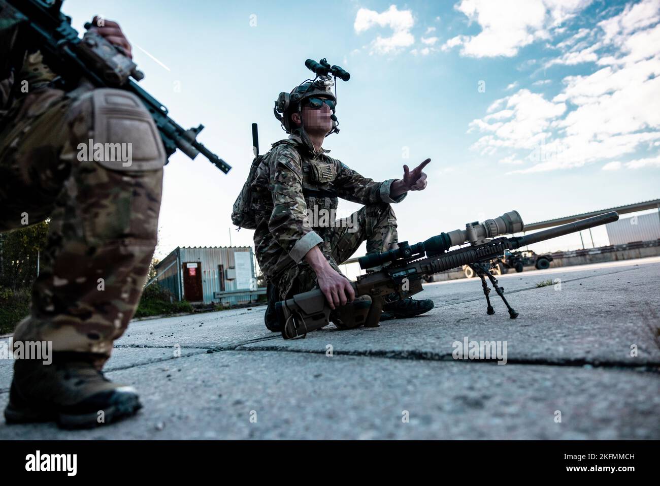 Les bérets verts de l'armée américaine du 10th Groupe des forces spéciales (Airborne) occupent leur poste pendant les répétitions de la mission d'entraînement avec les Royal Marines du Royaume-Uni du 45 Commando à la zone d'entraînement de Grafenwöhr, Allemagne, le 22 septembre 2022. Cet exercice mené par les forces spéciales vise à améliorer leur capacité à travailler avec les forces du commando du Royaume-Uni en temps de crise. Banque D'Images