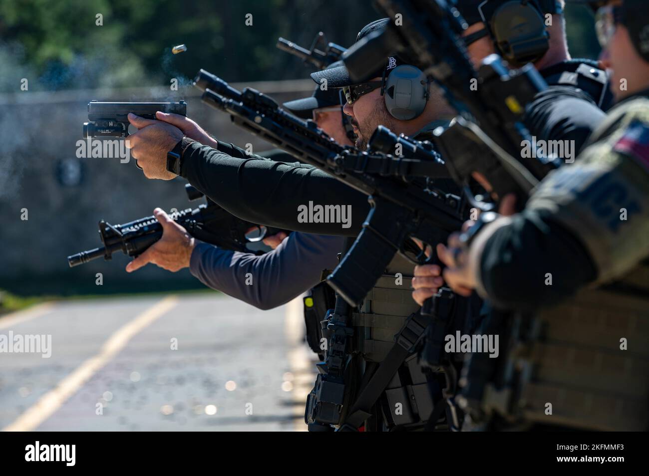 Collin Heneghan, membre de l'équipe du département de police de North Charleston Special Weapons and Tactics (SWAT), participe à des exercices d'armes à feu avancés lors du sommet SWAT 2022 à l'Académie de justice pénale de Caroline du Sud, Columbia, Caroline du Sud, 26 septembre 2022. L'équipe SWAT du Bureau fédéral d'enquête (FBI) de la Colombie accueille le sommet de cette année, partageant ses techniques en matière de combat de quartier fermé (CQB), de planification de mission, de tactiques et d'exercices de portée avec les ministères partenaires. Banque D'Images