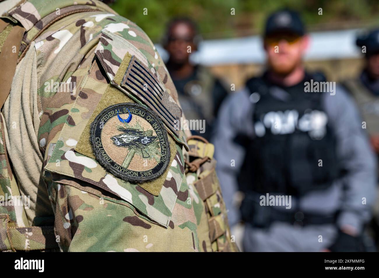 Les policiers américains affectés aux équipes d'armes et de tactiques spéciales (SWAT) des services de police de la Caroline du Sud participent à des exercices d'armes à feu avancés à la South Carolina Criminal Justice Academy, Columbia, Caroline du Sud, le 26 septembre 2022. L'équipe SWAT du Bureau fédéral d'enquête (FBI) de la Colombie accueille le sommet de cette année, partageant ses techniques en matière de combat de quartier fermé (CQB), de planification de mission, de tactiques et d'exercices de portée avec les ministères partenaires. Banque D'Images