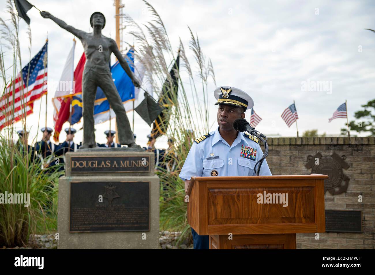 CAPE MAY, N.J. - Le personnel du U.S. Coast Guard Training Center Cape peut tenir une cérémonie de commémoration pour l'officier de Petty 1st classe Douglas Munro à sa statue sur le champ de parade, le 27 septembre 2022. Les hommes et les femmes de la Garde côtière américaine effectuent chaque jour une grande variété de missions diverses. Protéger les gens et le commerce en mer, protéger la mer elle-même et protéger le pays des menaces à bord. Nous nous concentrons sur les opérations et la préparation actuelles et nous nous efforçons d'être prêts pour demain, mais certaines périodes nous obligent, nous et tous les Américains, à réfléchir à notre histoire et à notre patrimoine. L'anniversaire de 80th o Banque D'Images